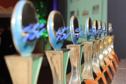 estatuillas del premio nacional de periodismo turístico epifanio lantigua pel 2025.