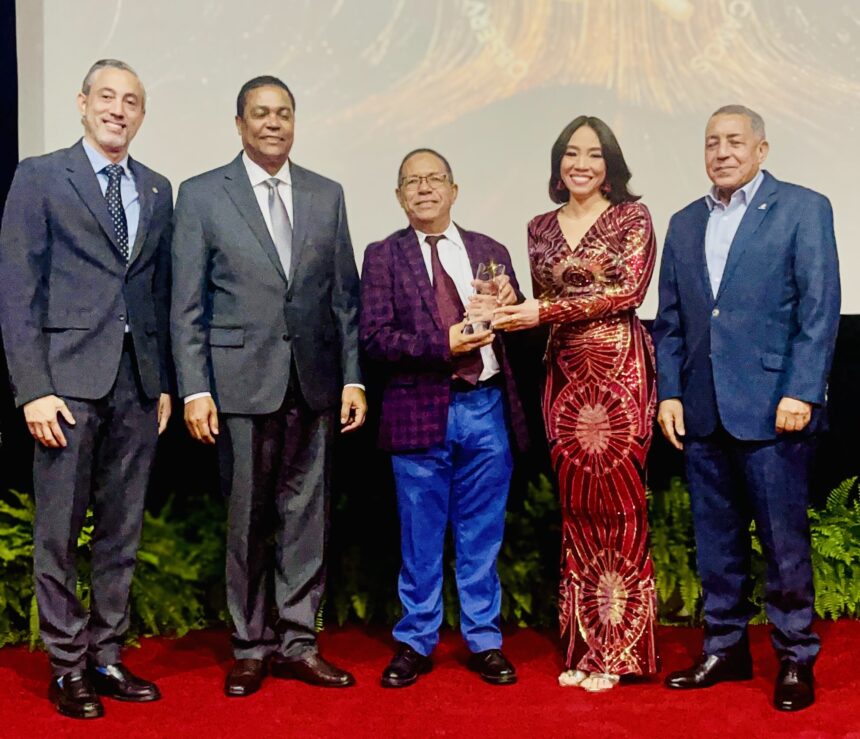 cristal acevedo, en compañía de personalidades invitadas entrega el premio a josé tejada gómez.