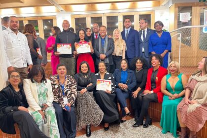 5. sarah hernández, presidenta de adompretur junto a comunicadores y periodistas reconocidos durante la gala empresarial en madrid.