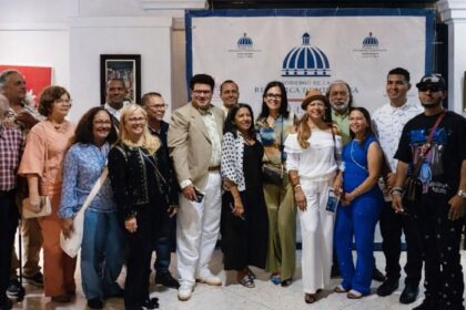 algunos de los artistas que integran la exposición colectiva que invita a la paz del mundo.