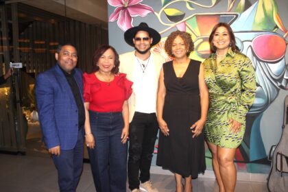 4. fausto polanco, zoila puello, marivell contreras y yenny polanco lovera junto al artista ríoz.(1)