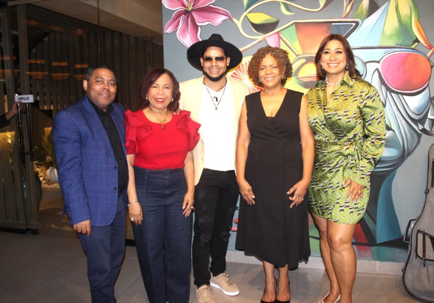4. fausto polanco, zoila puello, marivell contreras y yenny polanco lovera junto al artista ríoz.(1)
