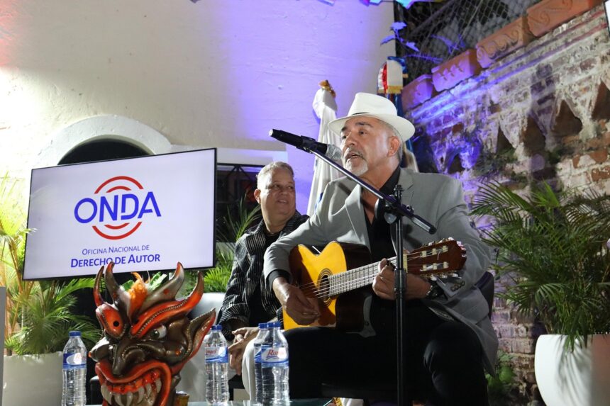 el compositor y cantante charlie mosquea actúa durante el acto efectuado en la vega.