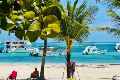 1. adompretur exhorta regular caos marítimo en franja de bañistas en playa de bávaro.