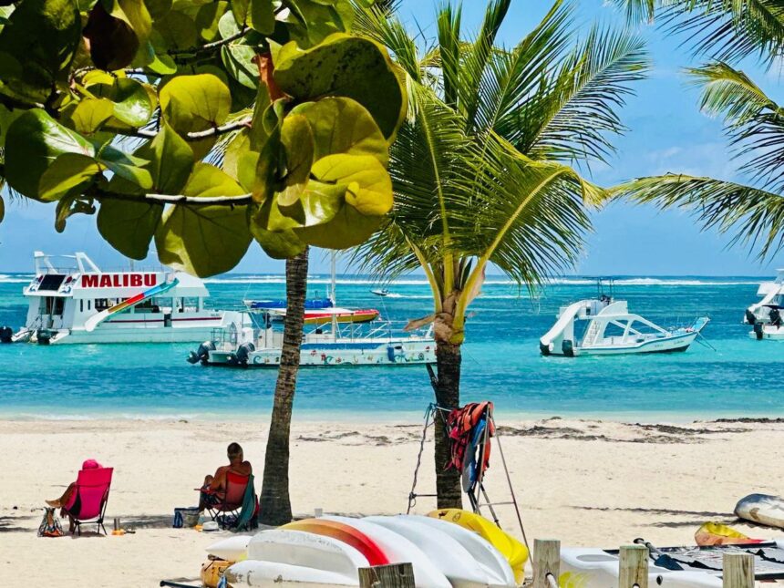 1. adompretur exhorta regular caos marítimo en franja de bañistas en playa de bávaro. 1