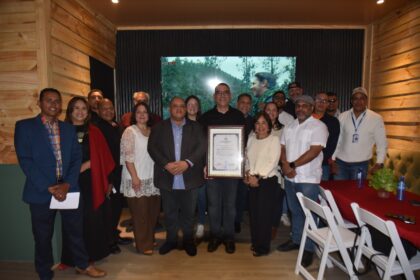 1. euclides durán (nelson), presidente del clúster ecoturístico de constanza recibe el reconocimiento junto a directivos de adompretur constanza y gestores del destino.
