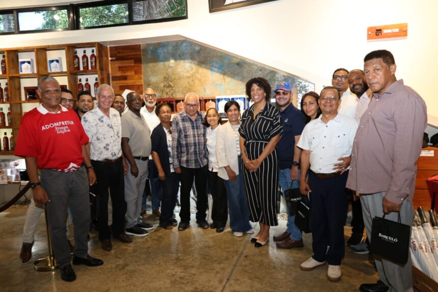 4. miembros de adompretur santo domingo junto a karina gómez herrera, gerente global de comunicación y eventos de barceló
