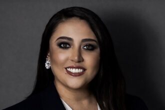 más de 19 años de trayectoria alejandra Álvarez, nominada a los premios Ícono del periodismo