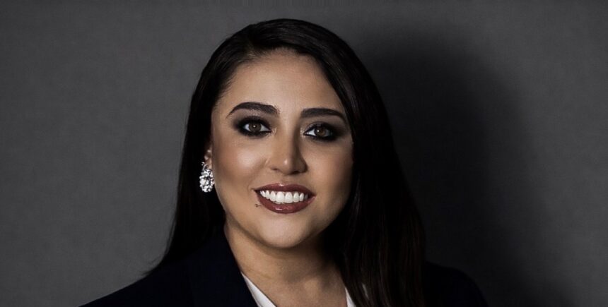 más de 19 años de trayectoria alejandra Álvarez, nominada a los premios Ícono del periodismo