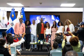 aquiles correa, rria mercedes, isaac mercedes, johnnie mercedes, clara luz lorenzo, laila taveras, cindy galán y laura guzmán durante el lanzamiento de la familia espejo
