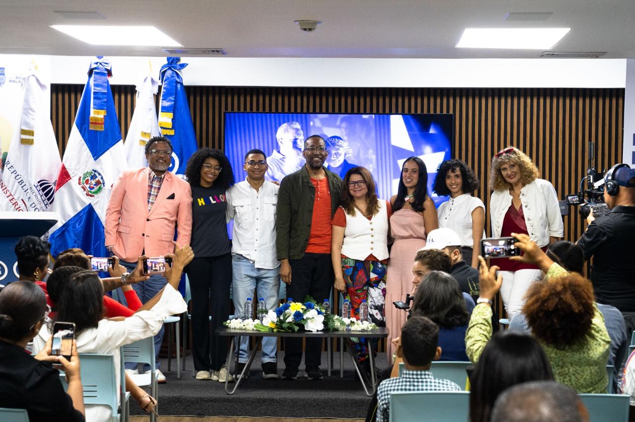 aquiles correa, rria mercedes, isaac mercedes, johnnie mercedes, clara luz lorenzo, laila taveras, cindy galán y laura guzmán durante el lanzamiento de la familia espejo