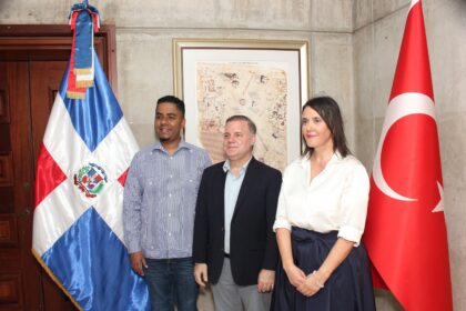 eliezer nolasco, joan ferrer y emriye bağdagül ormancı, al momento de la donación de la réplica del mapamundi de piri reis.